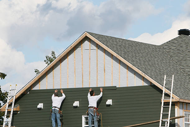 Professional Siding Installation technician working in Wakefield, VA